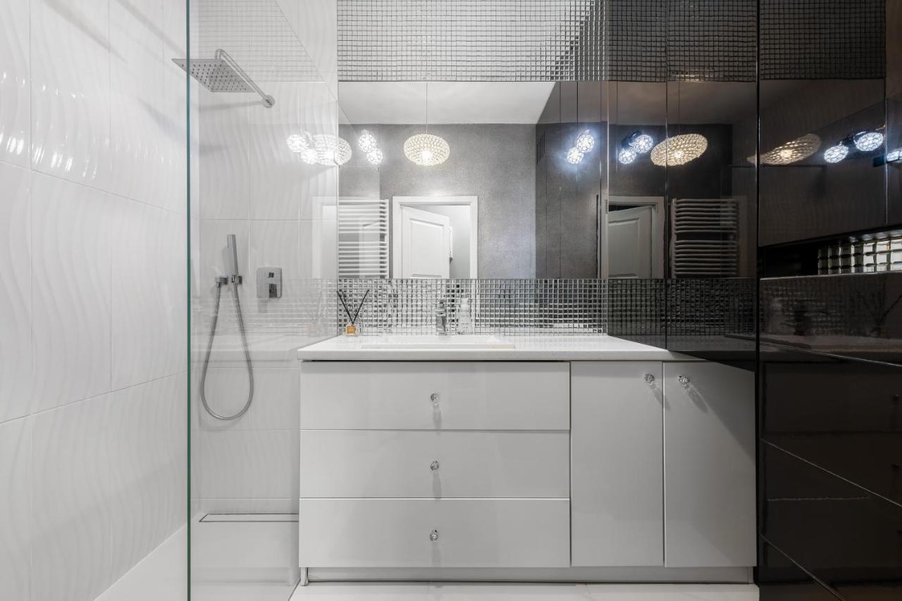 Kierbedzia 6 - Bezplatny Podziemny Parking - Free Parking - Piekny Ogrodek Z Tarasem - 2Km Lazienki Krolewskie - Wifi - Smart Tv 50 Cali - Good Apartments Warsaw Ngoại thất bức ảnh
